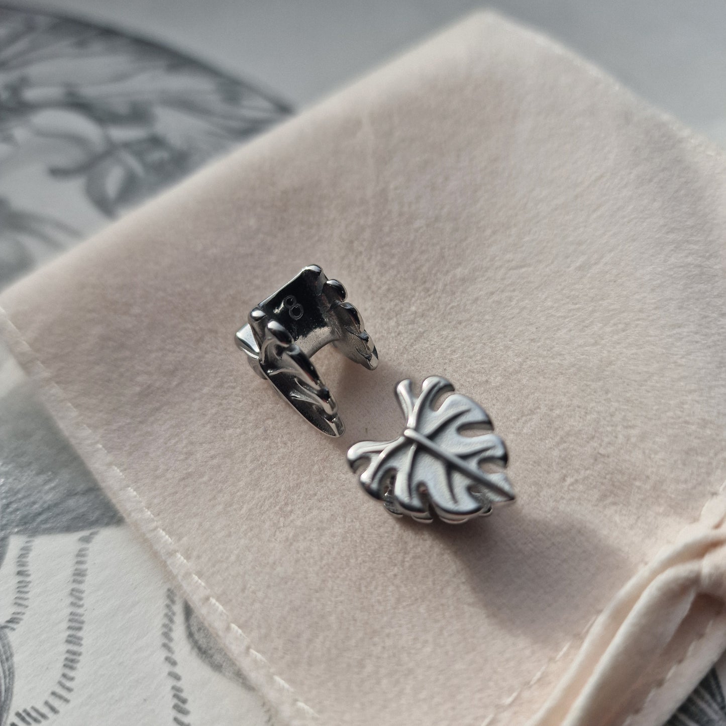 8MM 0G Silver Leaf Saddle Plugs Ear Weight Stretched Lobes Alt Piercings