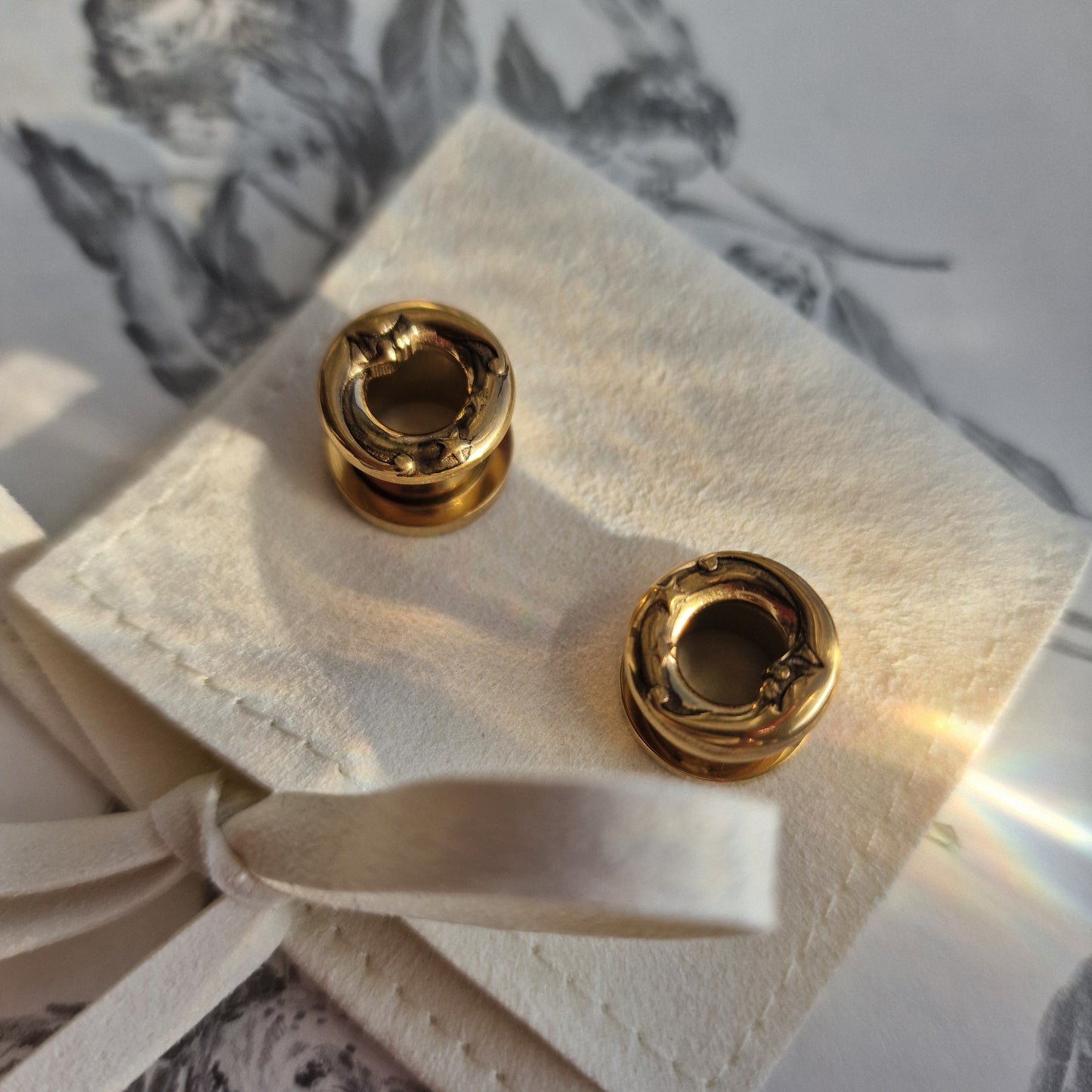 10MM 00G gold moon cresent screw tunnels | stretched lobes tunnels | plugs alt