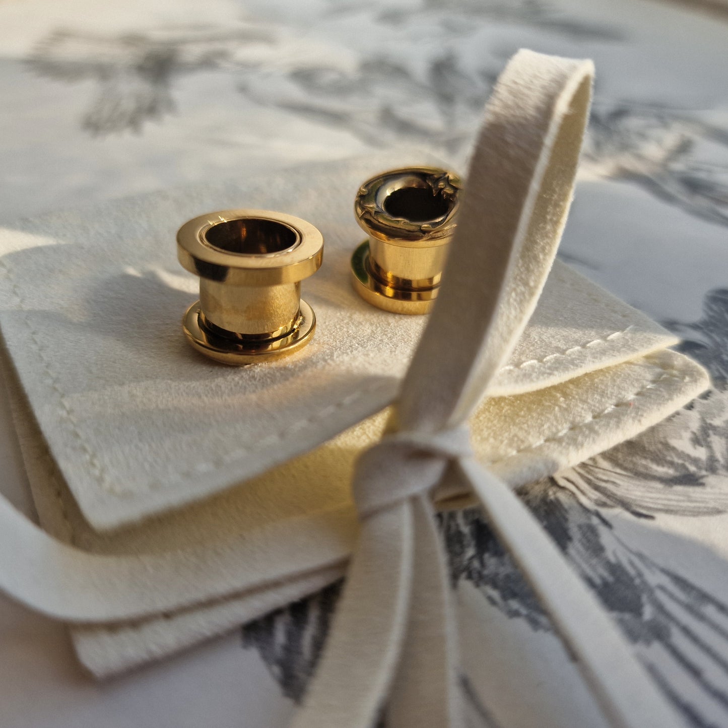 10MM 00G gold moon cresent screw tunnels | stretched lobes tunnels | plugs alt