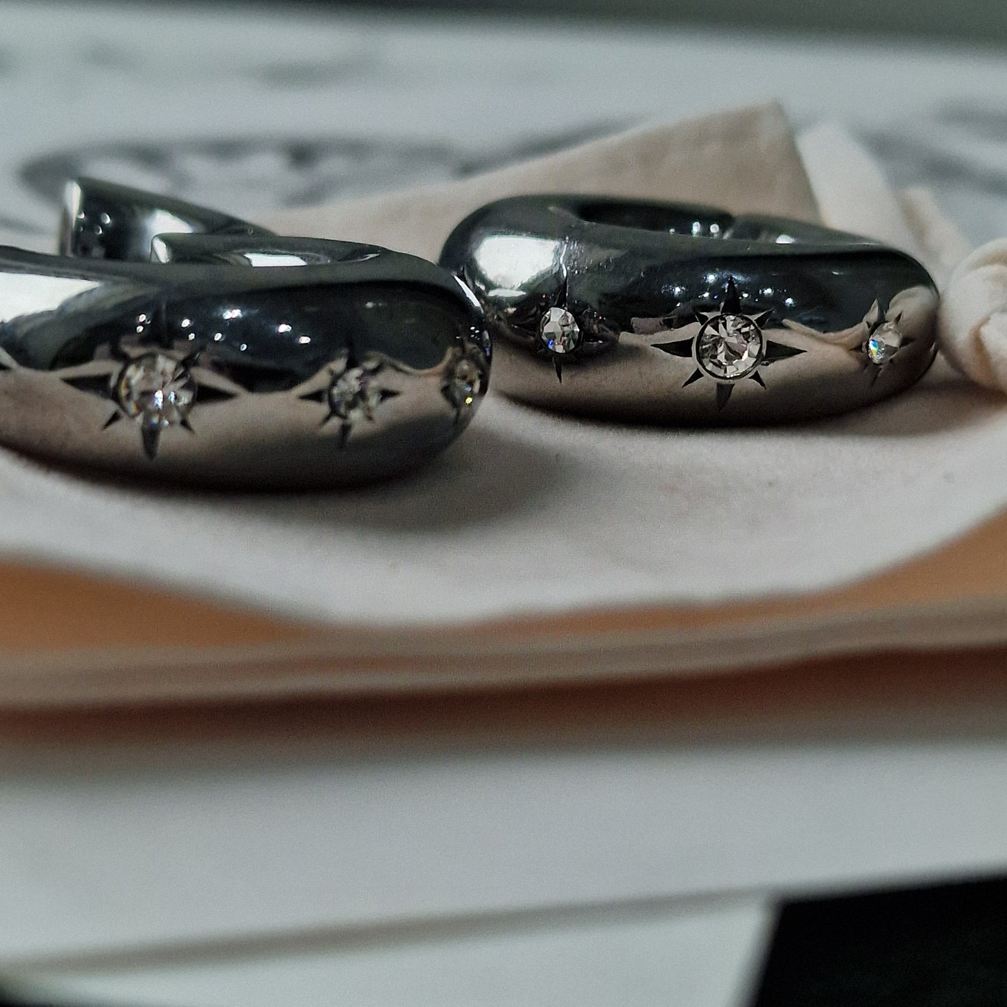 8MM 0G Silver Star Gaze Huggies