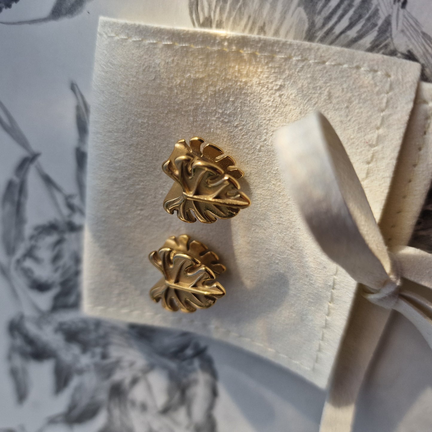 8MM 0G Gold Leaf Saddle Plug Ear Weight Stretched Lobes Ear Plugs Gauges Tunnels