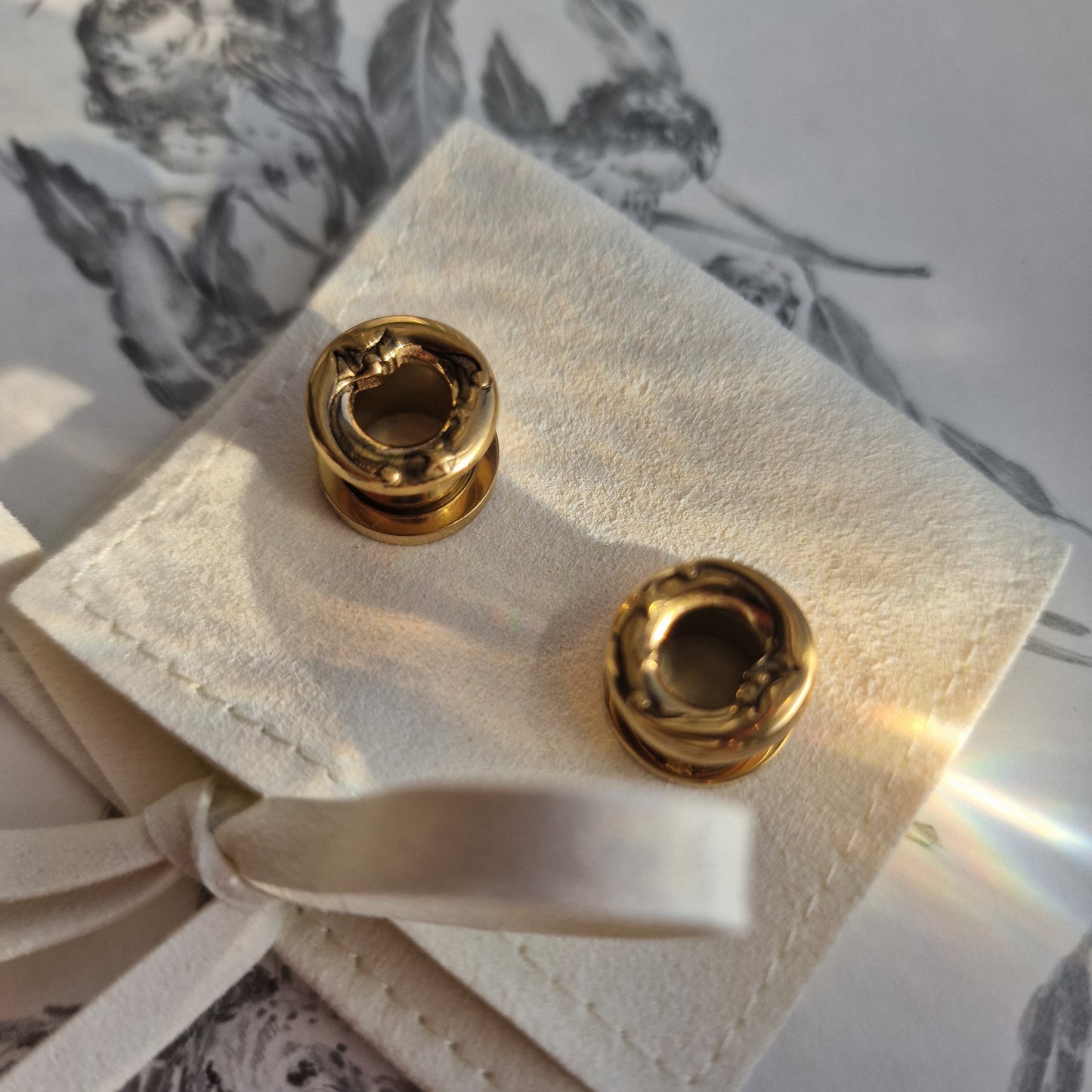 10MM 00G gold moon cresent screw tunnels | stretched lobes tunnels | plugs alt